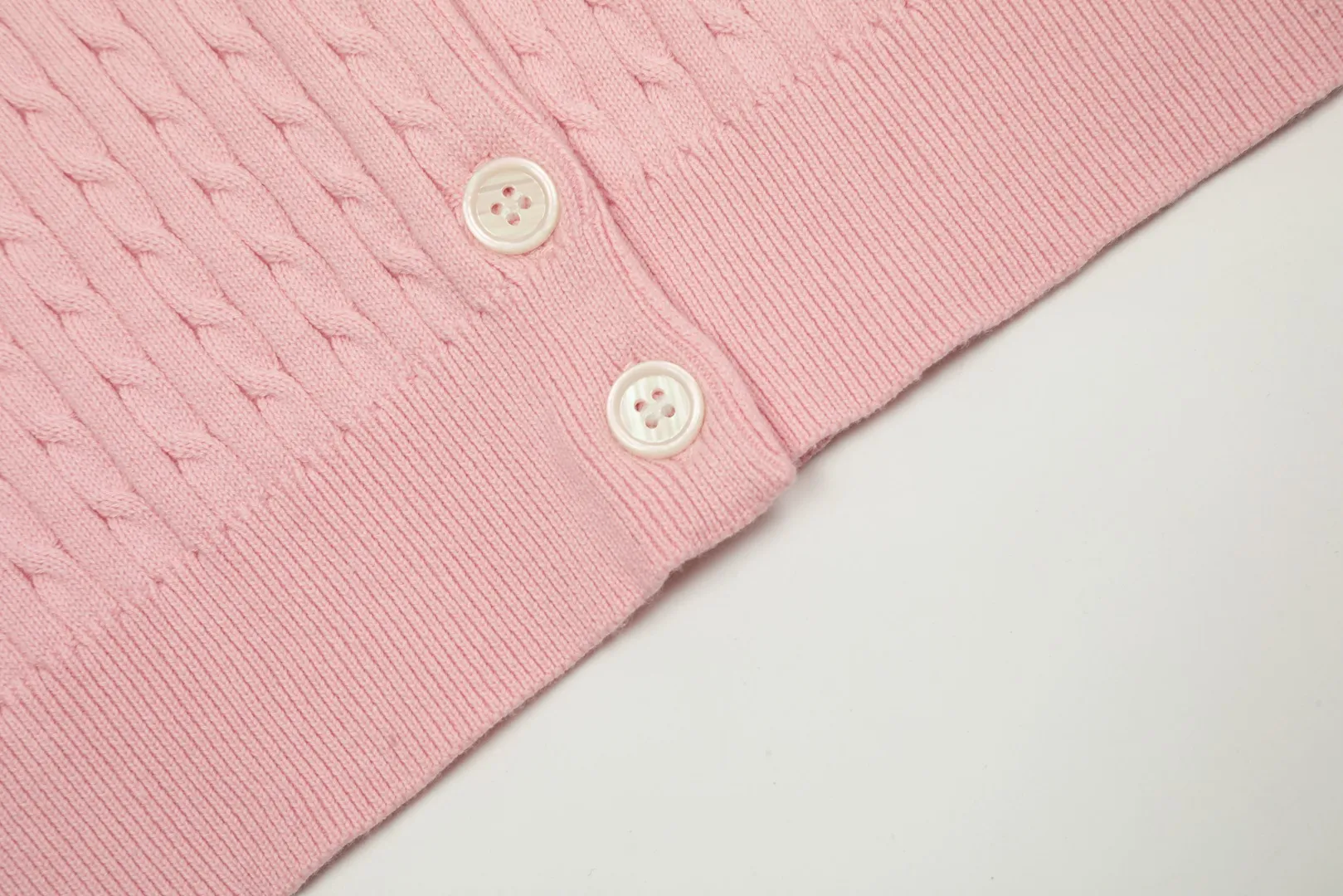 🅿️210 "Top quality" Style number: DS005# (not off the shelves all year round) [Ralph Lauren round neck solid color pony embroidered logo knitted cardigan long sleeves] ✅Ralph Lauren classic basic versatile twist knitted cardigan long sleeves ✅Main supplier platform live broadcast Wholesale entities Replenish when out of stock Not off the shelves ✅ZP quality 1:1 version Scan the code to enter the GF website Counter quality ✅Details and quality are the only one in Guangzhou. Imported quality cotton yarn, focusing on high-end, cost-effective, good quality needless to say. ✅The same style as Zhao Lusi is really amazing, so sweet, so beautiful. This cardigan is really good-looking. Rose red and white label Big red and blue label
